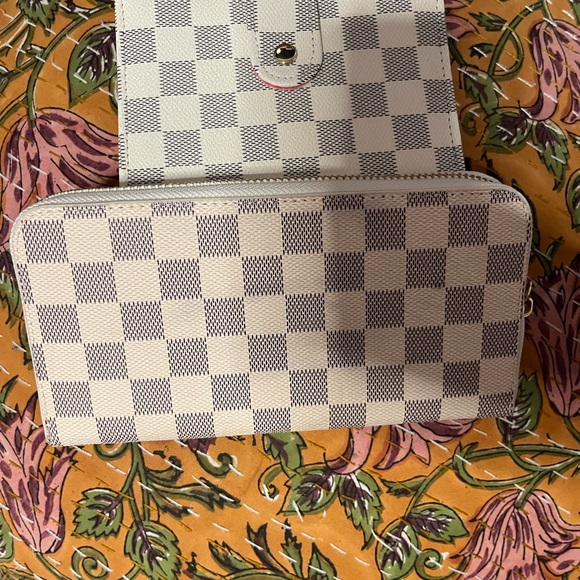 Checkered Women's Wallet Set - Picture 2 of 8